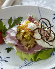 https://imgix.familiejournal.dk/media/websites/familiejournalen-dot-dk/website/mad/smat-men-godt/2012/08/33-spraengt-oksebryst-med-floedepeberrod-362.jpg