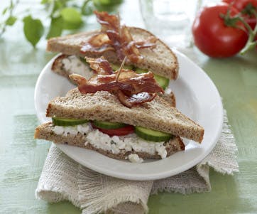 https://imgix.familiejournal.dk/media/websites/familiejournalen-dot-dk/website/mad/smat-men-godt/2012/09/36-hytteostsandwich-362.jpg