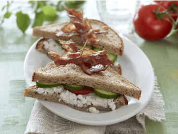 https://imgix.familiejournal.dk/media/websites/familiejournalen-dot-dk/website/mad/smat-men-godt/2012/09/36-hytteostsandwich-362.jpg