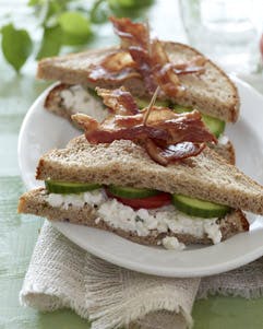 https://imgix.familiejournal.dk/media/websites/familiejournalen-dot-dk/website/mad/smat-men-godt/2012/09/36-hytteostsandwich-362.jpg