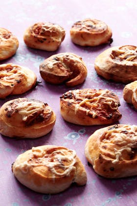 https://imgix.familiejournal.dk/media/websites/familiejournalen-dot-dk/website/mad/smat-men-godt/2012/10/42-pizzasnegle-280.jpg