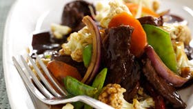 Slankende opskrift på andebryst og grøntsager i wok