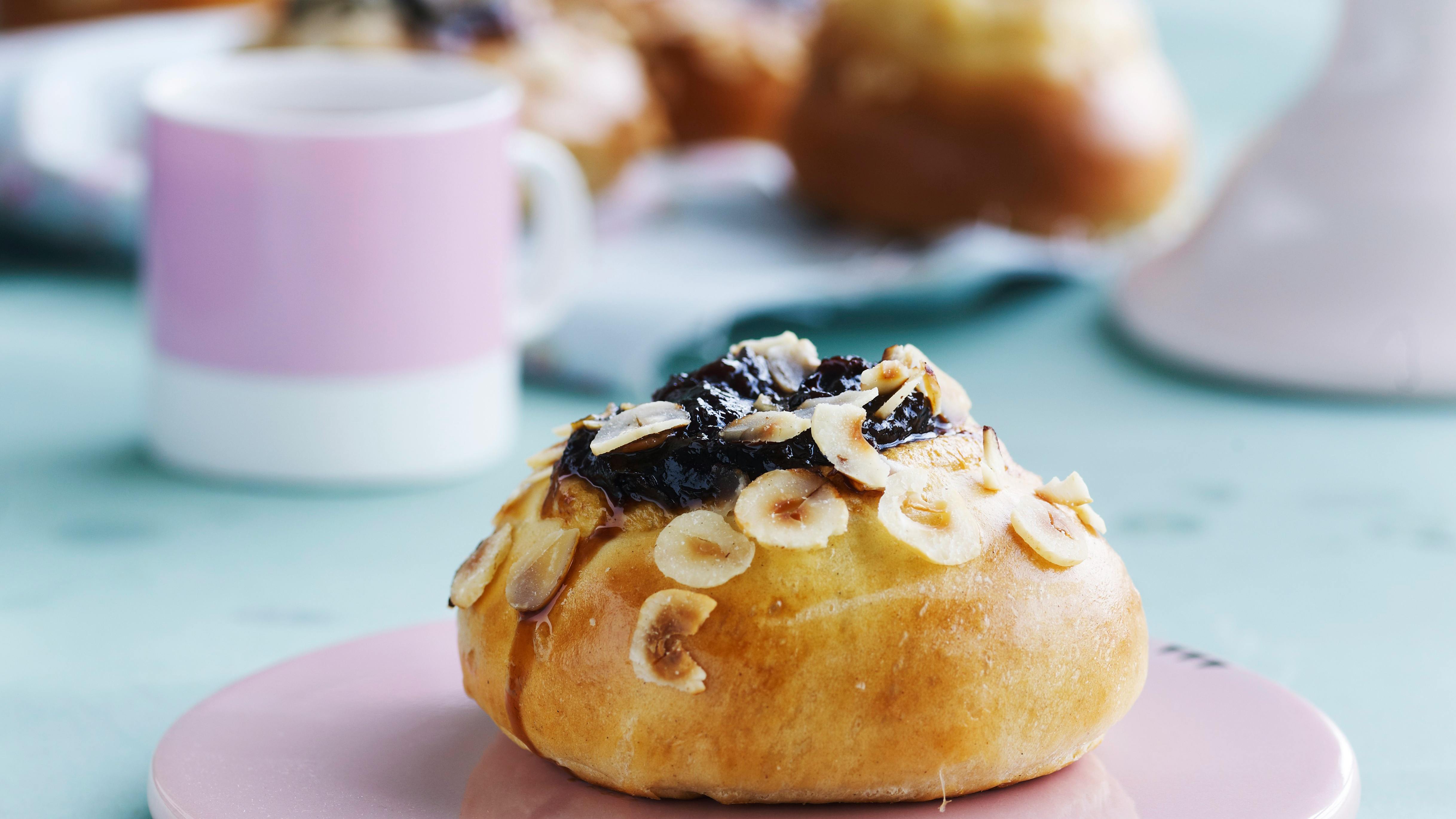 Fastelavnsboller med marmelade og nøddedrys