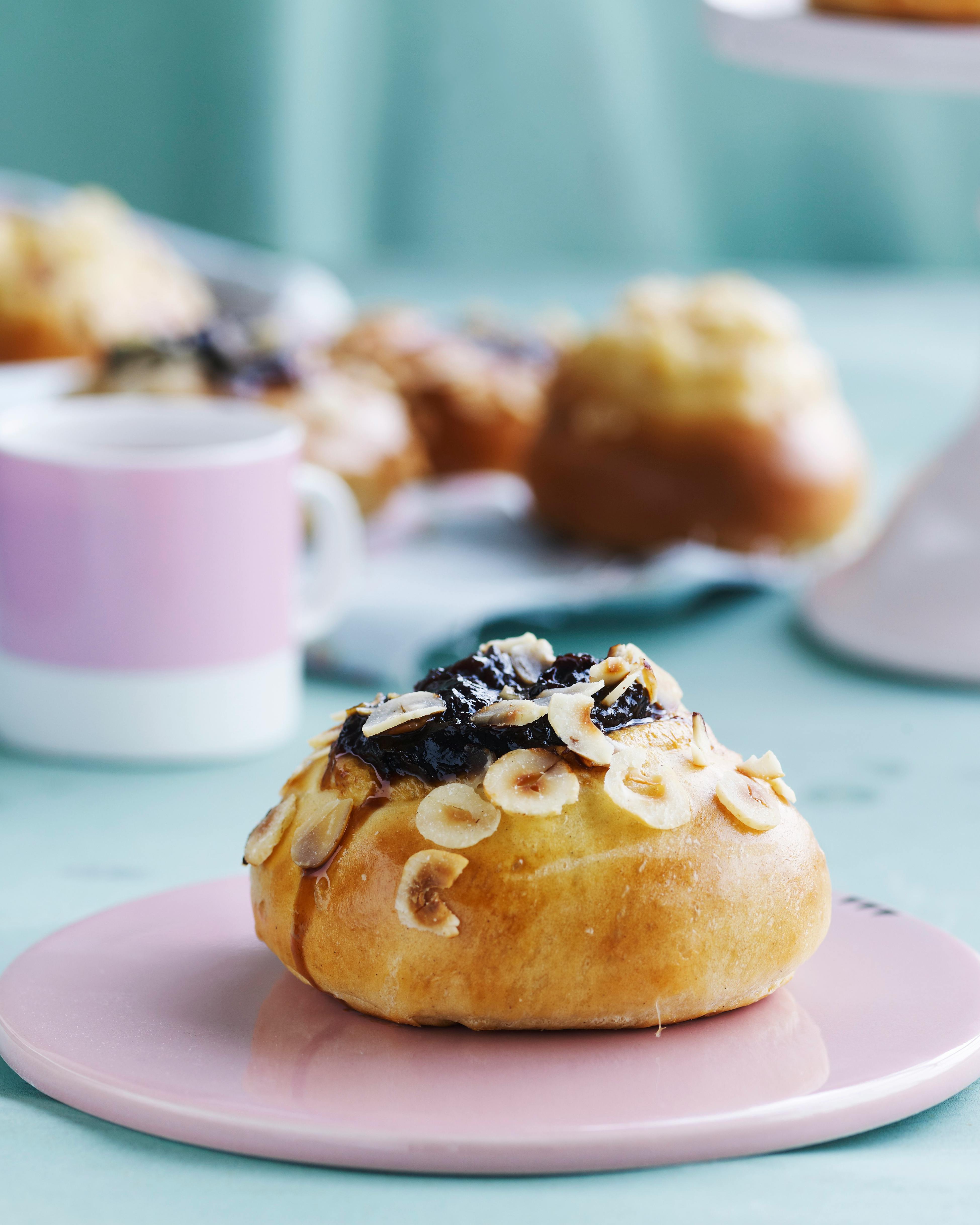 Fastelavnsboller med marmelade og nøddedrys