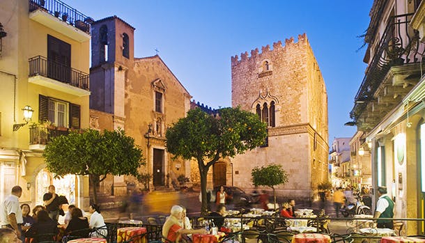 Siciliens mest romantiske by må være Taormina, der ligger højt over havet med hyggelige, snoede gader og uovertrufne udsigter.