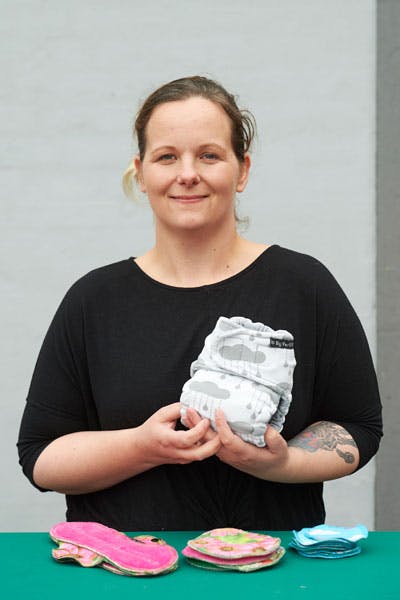 Sille har otte børn og syr selv stofbleer