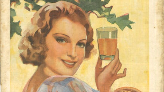 Dame fra 1935 drikker et glas juice