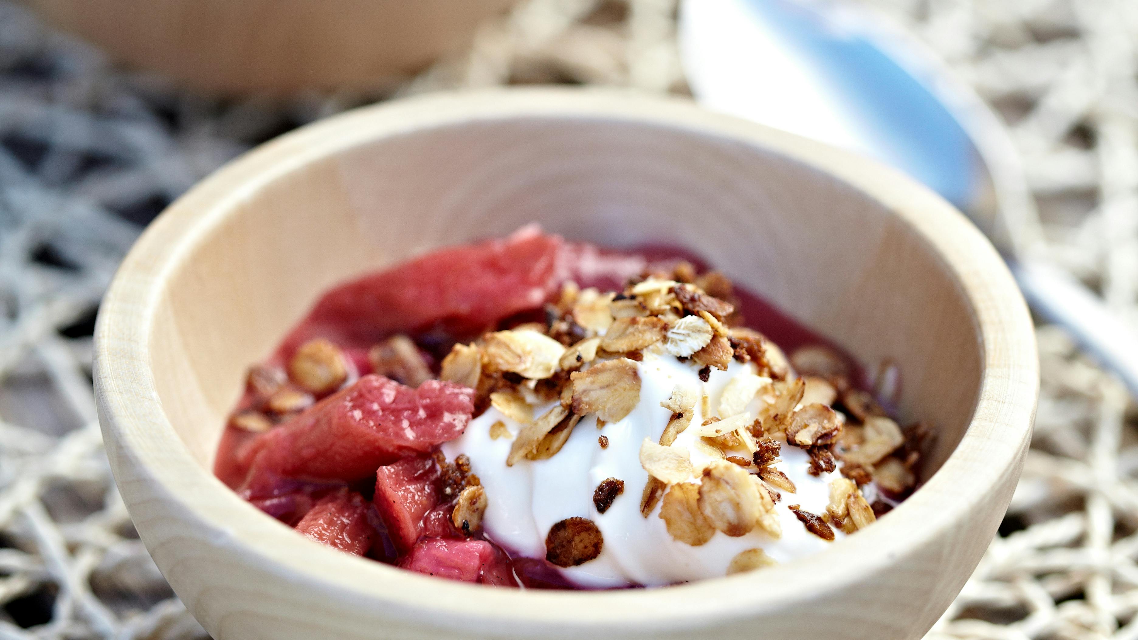 Rabarberkompot med skyr og knas