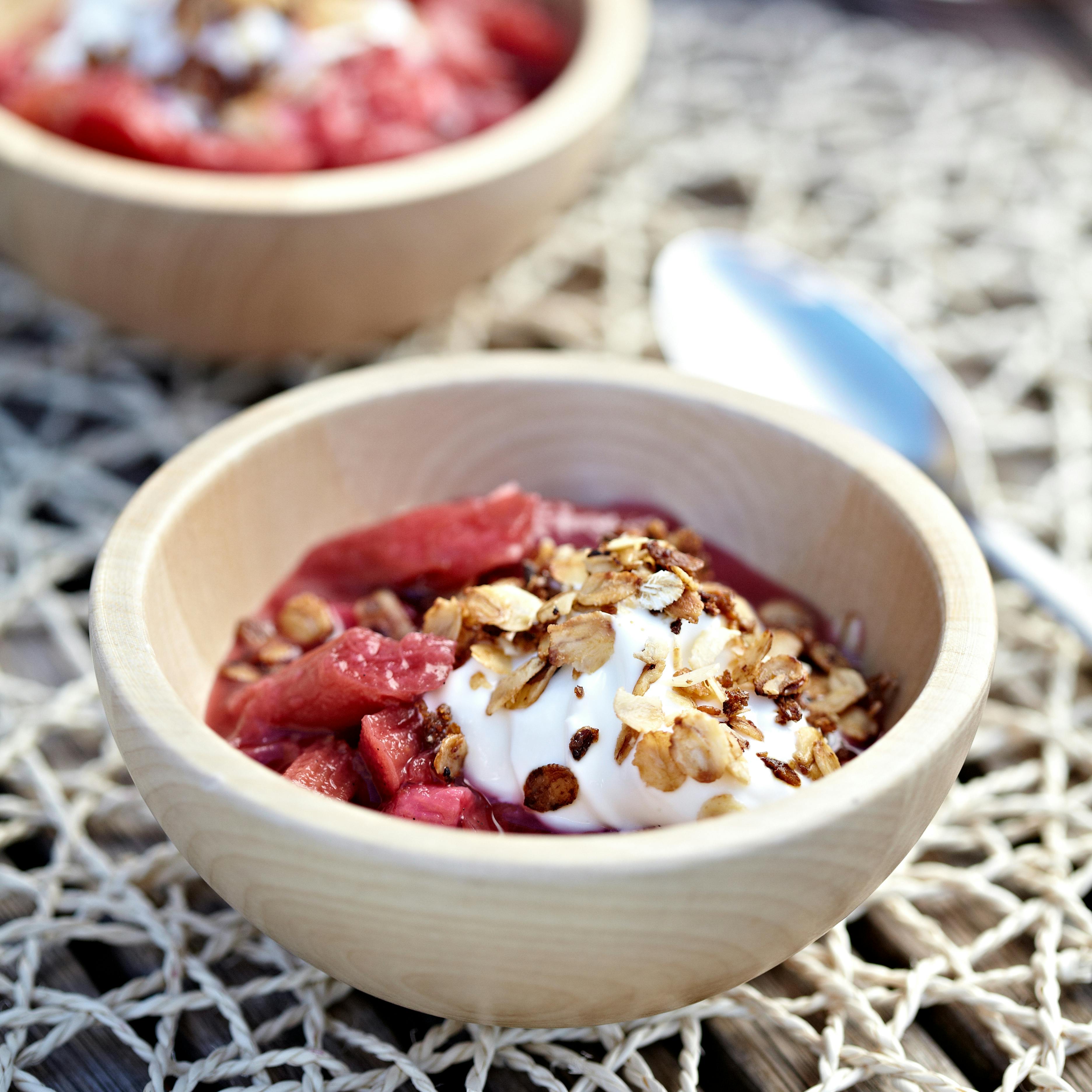 Rabarberkompot med skyr og knas