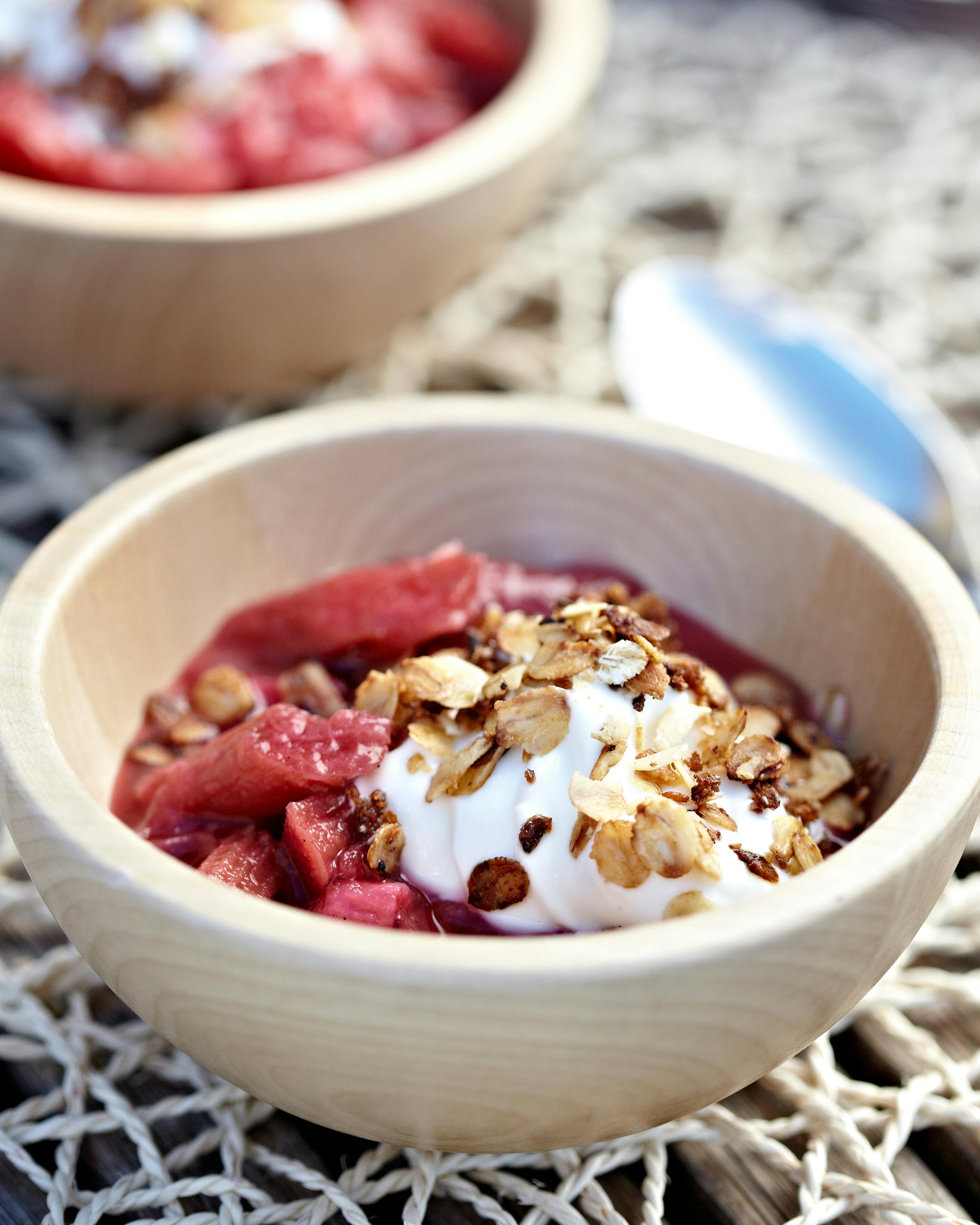 Rabarberkompot med skyr og knas