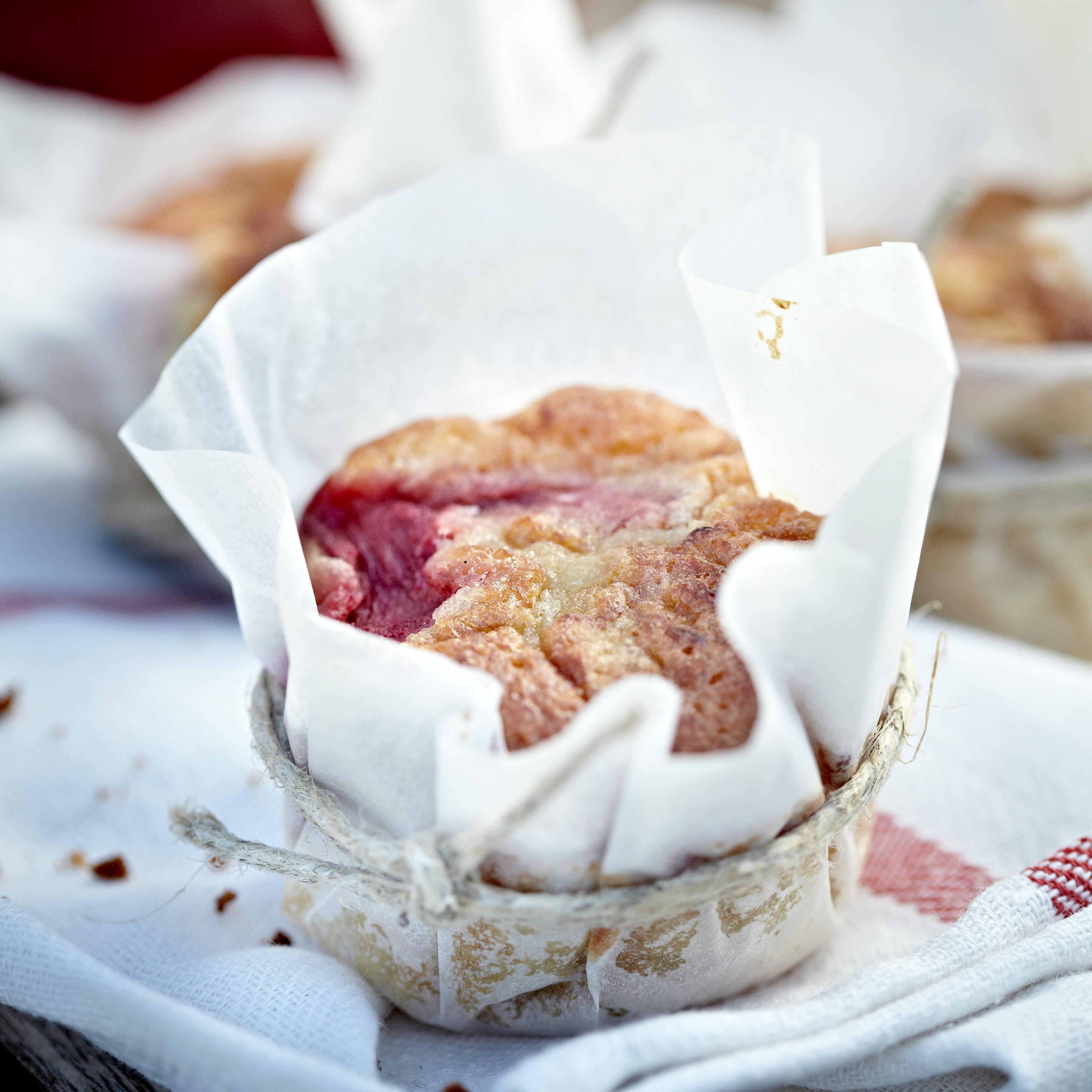 Søde rabarbermuffins med mandler og kokos
