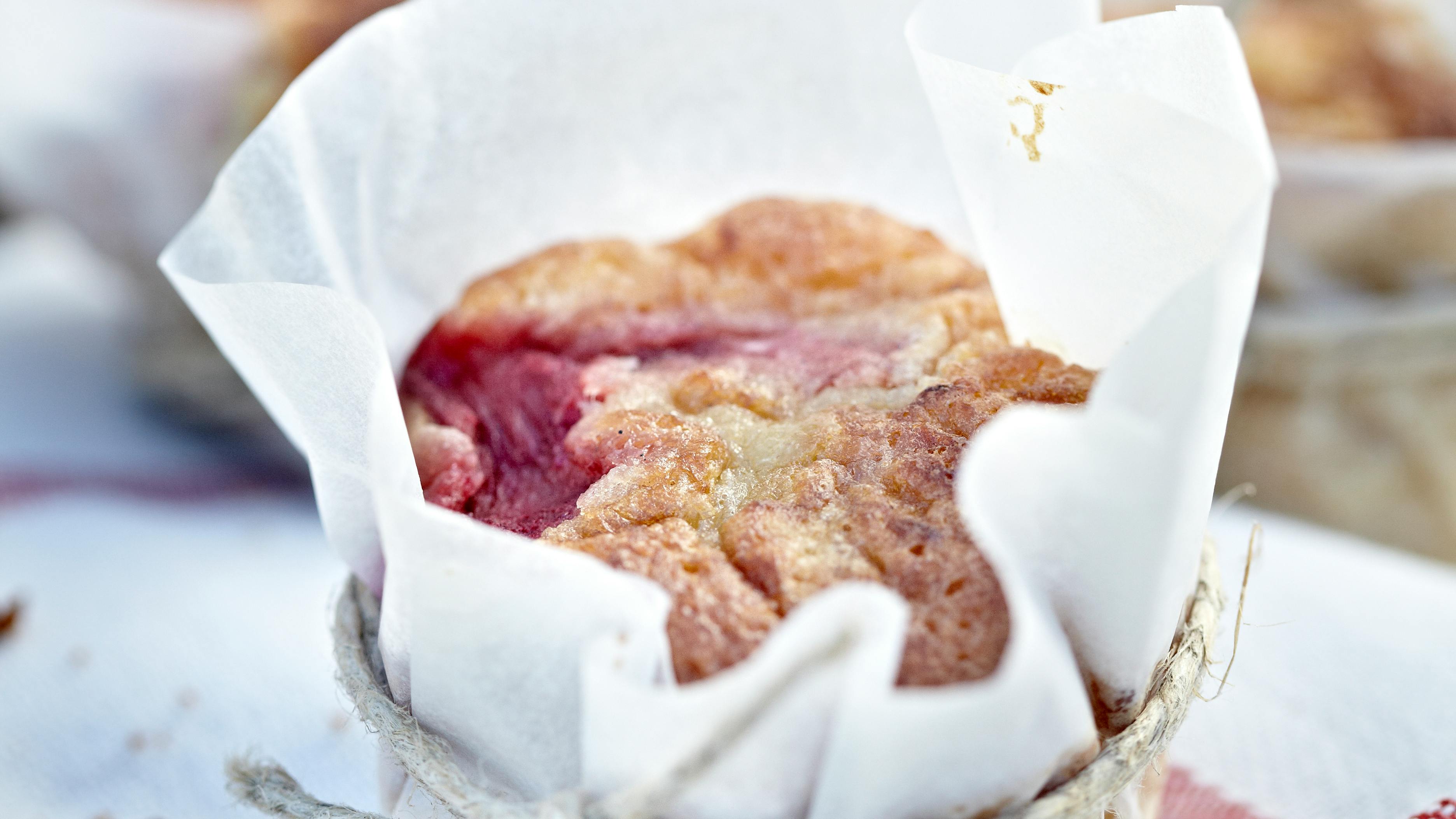 Søde rabarbermuffins med mandler og kokos