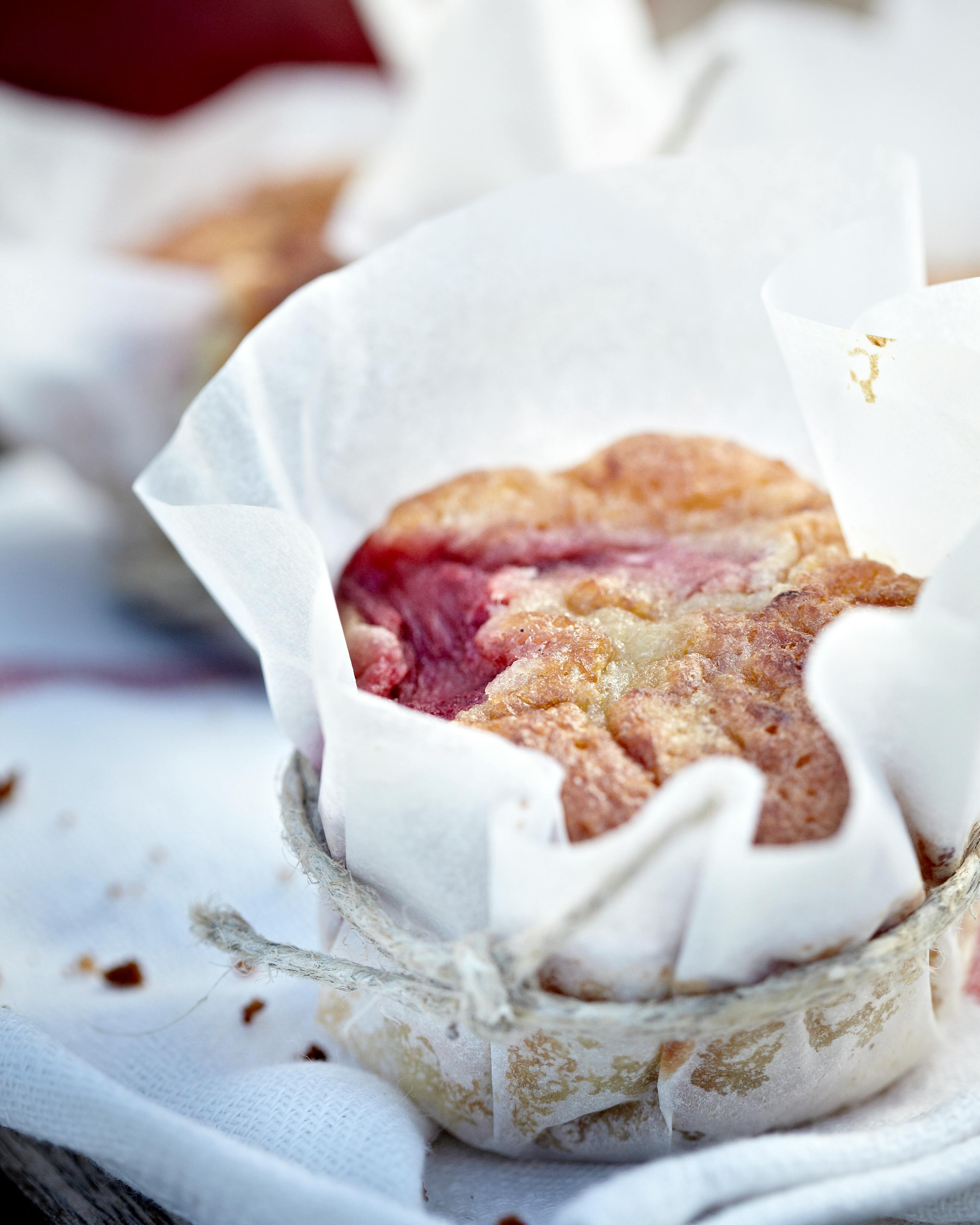 Søde rabarbermuffins med mandler og kokos